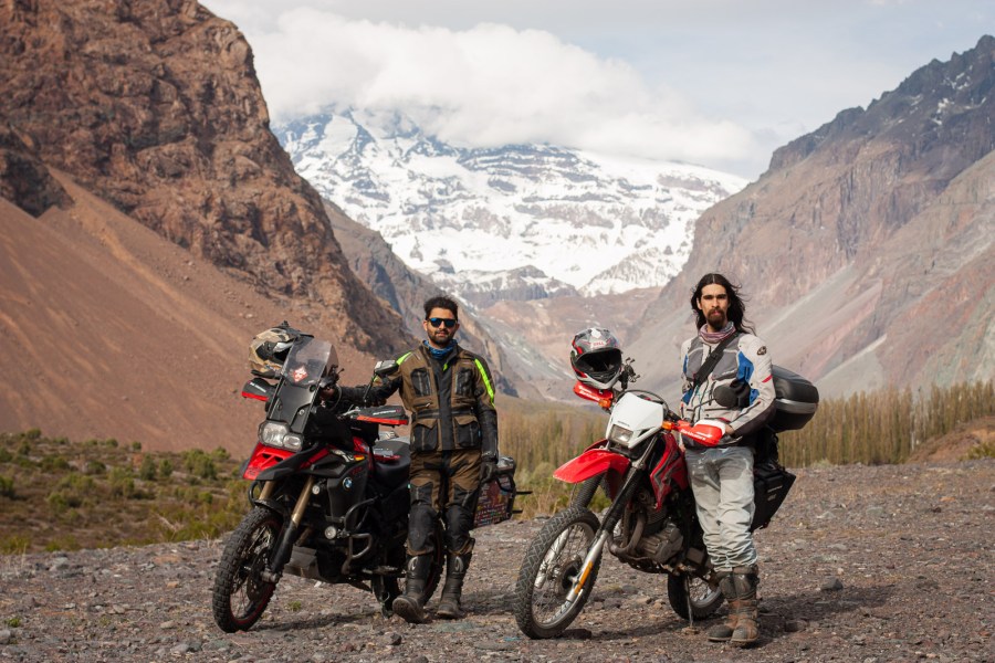 Retrato de ambos junto a nuestras motos con Volcán San José