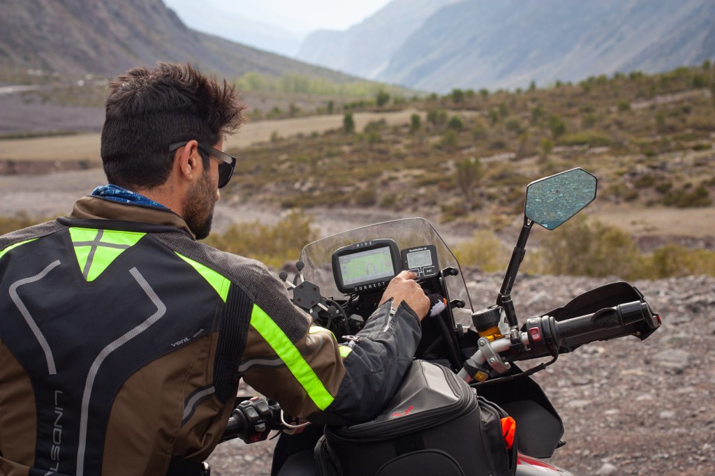 Karakoram Son usando el GPS de su moto