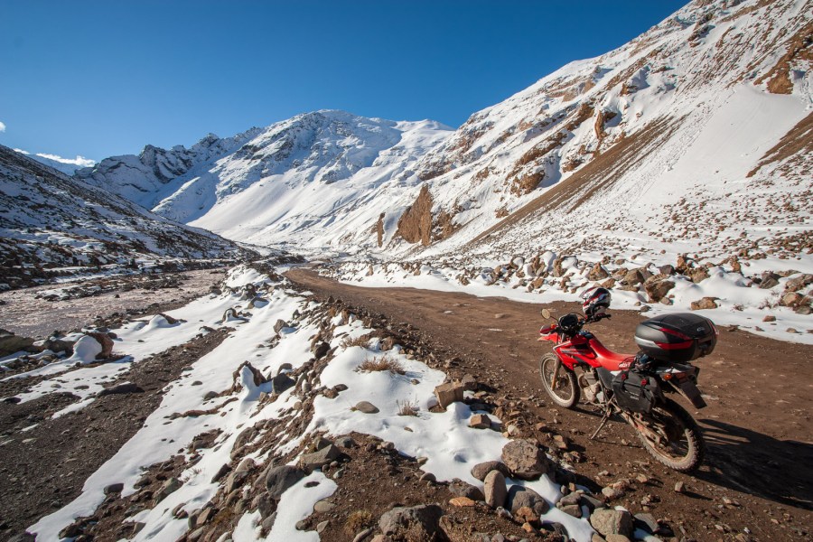 Mi moto Camino al Volcán cubierto de nieve