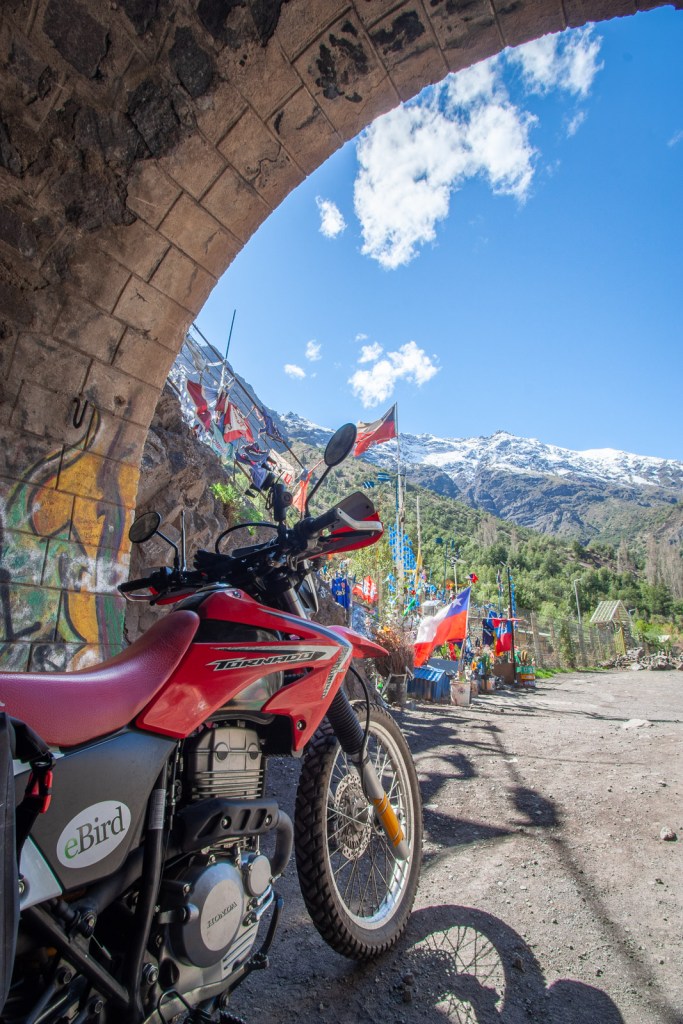 Moto saliendo del túnel El Tinoco