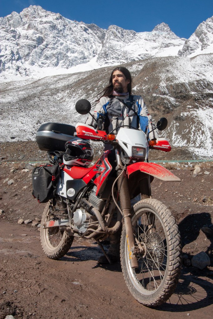 Mi moto y yo en el camino al Yeso, atrás el Cerro Mesón Alto