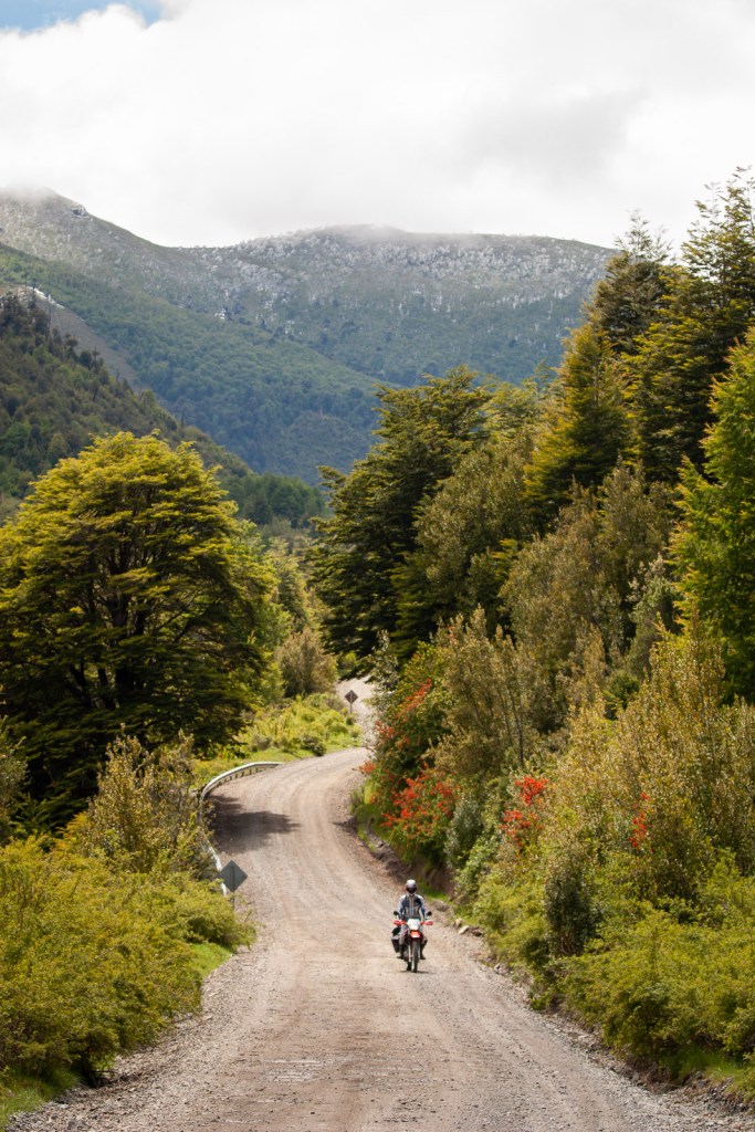 Yo bajando una pendiente en moto.