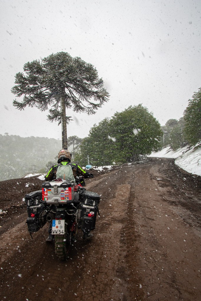 Karakoram Son subiendo la Cuesta Las Raíces en su moto con nieve