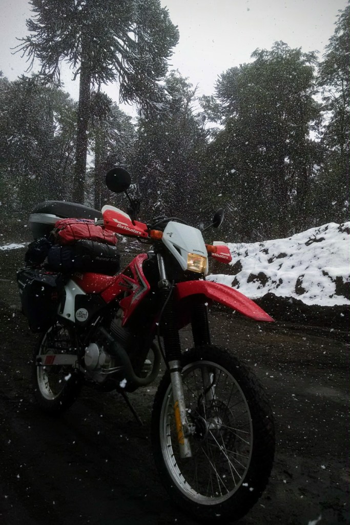 Mi moto bajo la nieve en Araucanía