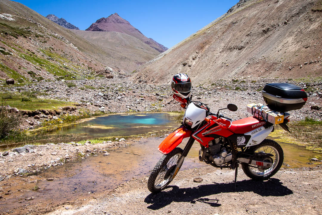 Altos del Tupungato — Arriba en la cordillera (en moto)
