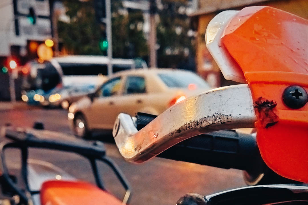 La primera lluvia en un tiempo: mi primera caída en moto