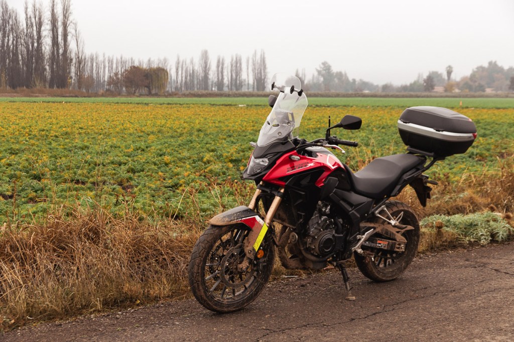Mi Honda CB500X junto a un campo en Batuco, Lampa.
