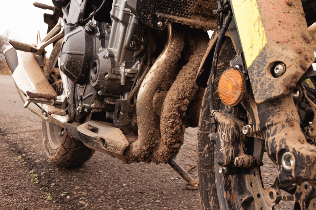 Mi Honda CB500X con sus tubos de escape embarrados.