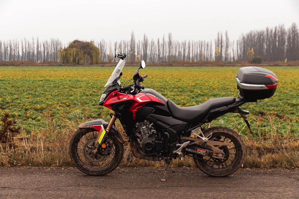 Mi nueva moto Honda CB500X junto a un campo de cultivo en Batuco