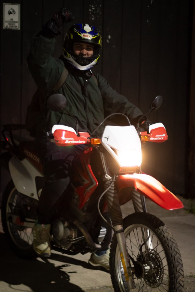 Mi amigo Max luego de comprar mi Honda XR250 Tornado.