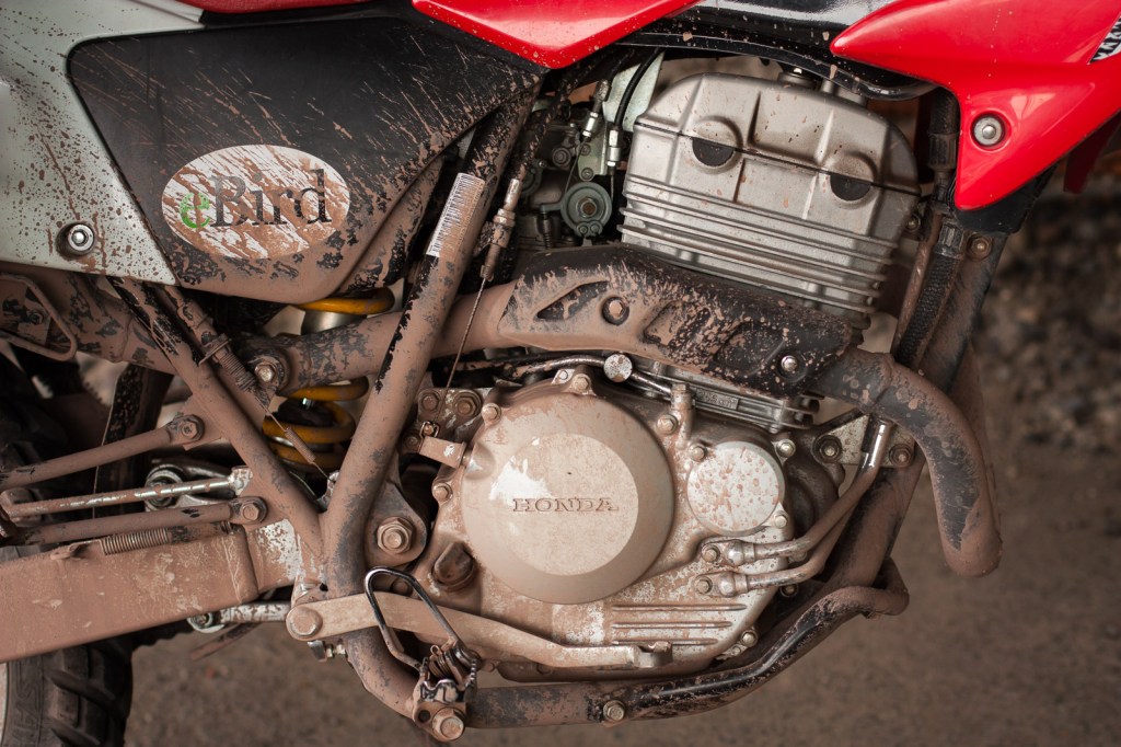Mi Honda XR250 Tornado con barro en su motor y costado.