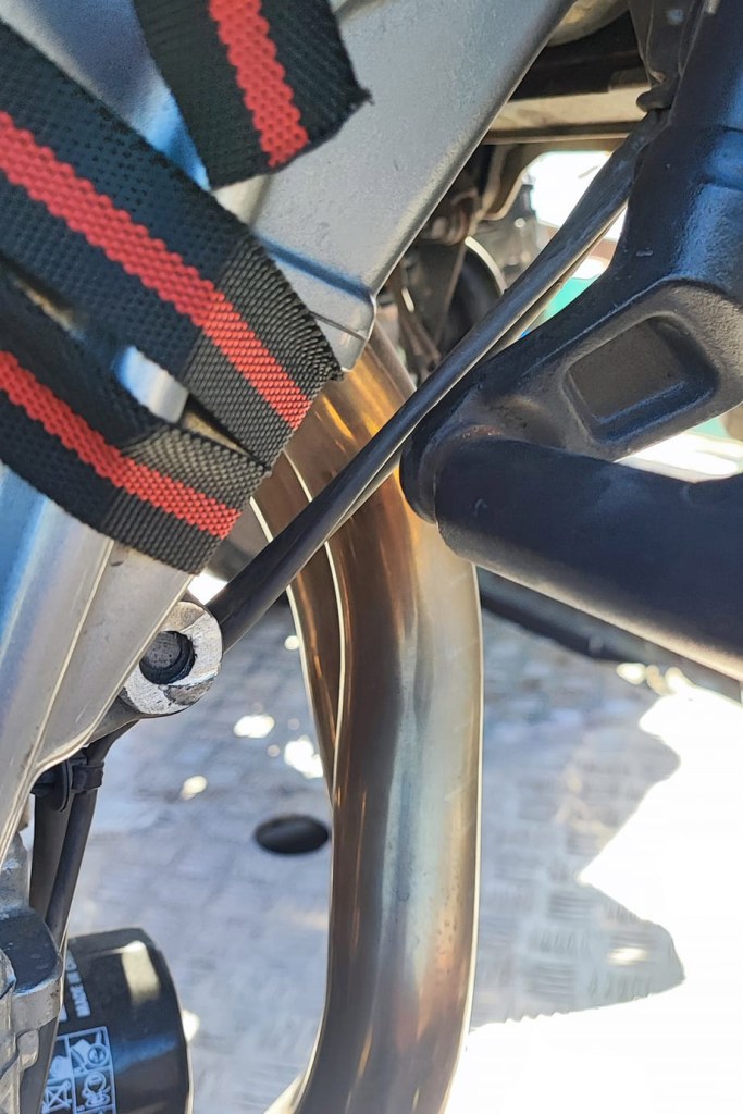 Una Honda CB500X con el chasis quebrado.