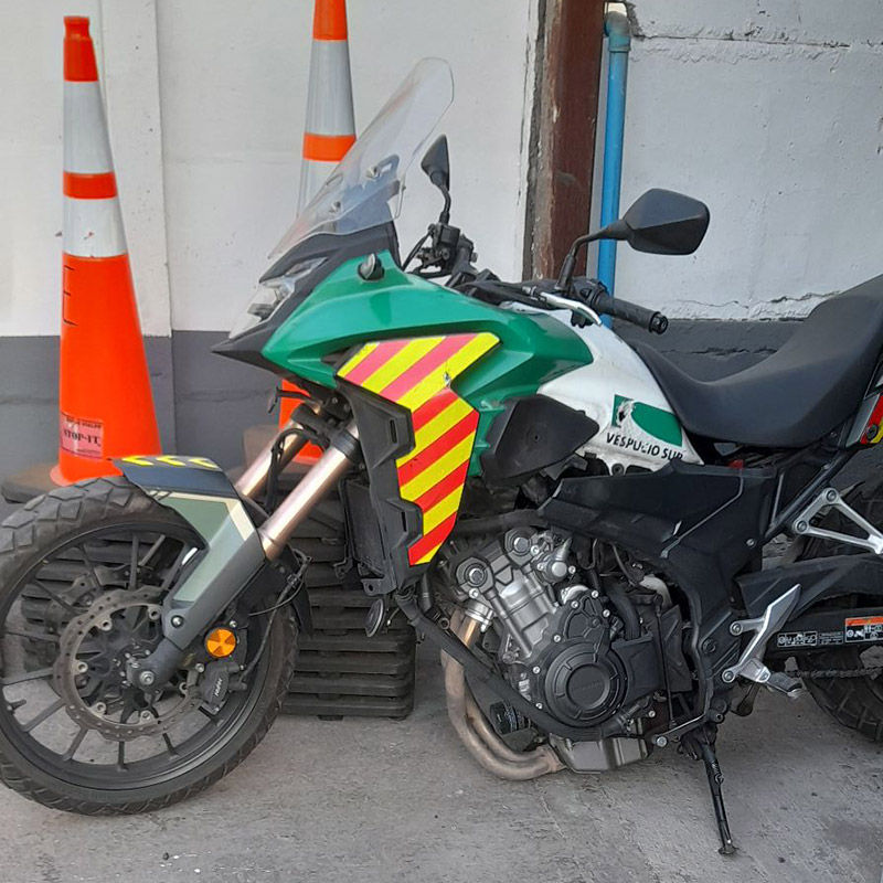 Una Honda CB500X con el chasis roto y el motor en el suelo.