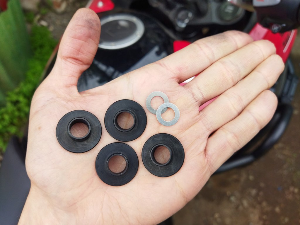 Partes del kit de las defensas que el mecánico del taller de Procircuit se robó al instalarlas.